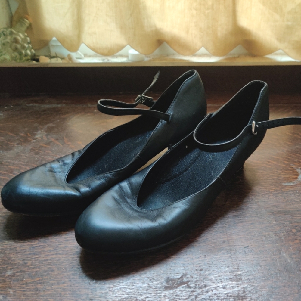 Capezio 2" Manhattan Character Shoe